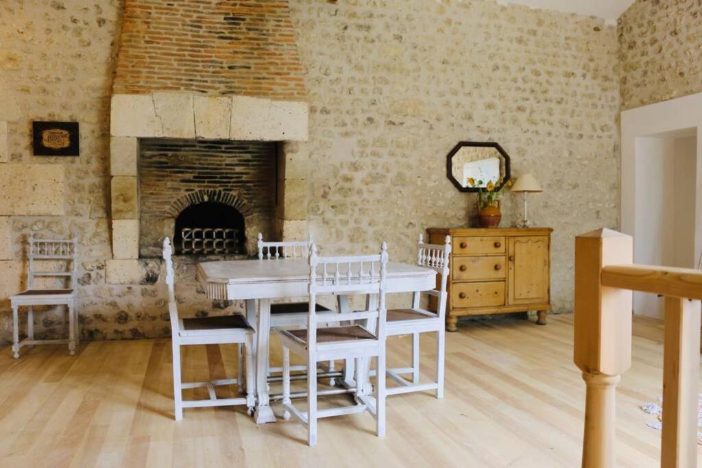 As Seen On A New Life In The Sun - Beautiful 3 Bedroom Cottage With Shared Pool Montboyer Экстерьер фото