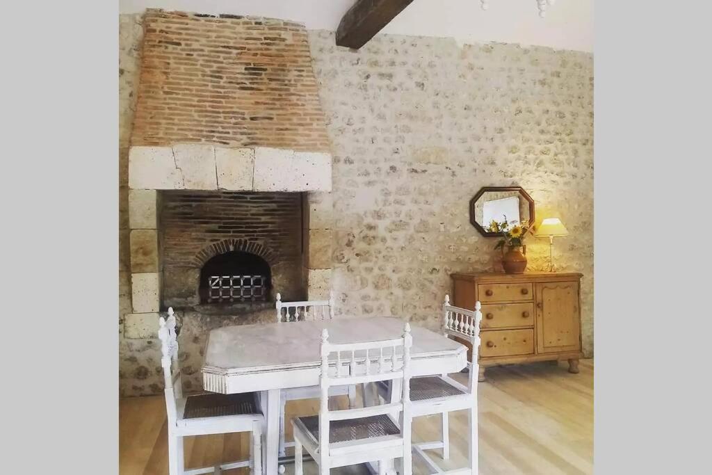 As Seen On A New Life In The Sun - Beautiful 3 Bedroom Cottage With Shared Pool Montboyer Экстерьер фото
