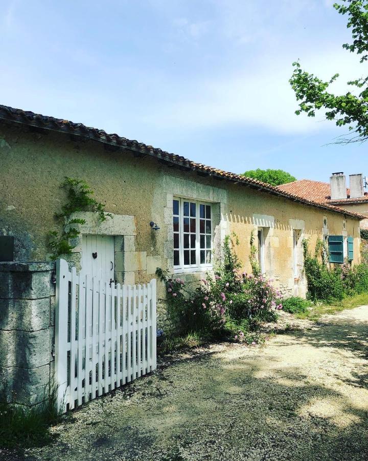 As Seen On A New Life In The Sun - Beautiful 3 Bedroom Cottage With Shared Pool Montboyer Экстерьер фото