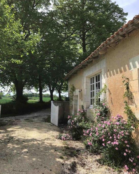 As Seen On A New Life In The Sun - Beautiful 3 Bedroom Cottage With Shared Pool Montboyer Экстерьер фото