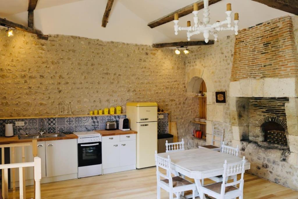 As Seen On A New Life In The Sun - Beautiful 3 Bedroom Cottage With Shared Pool Montboyer Экстерьер фото