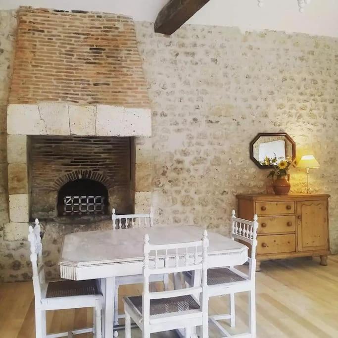 As Seen On A New Life In The Sun - Beautiful 3 Bedroom Cottage With Shared Pool Montboyer Экстерьер фото